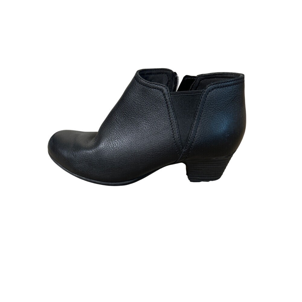 Clarks ankle bootie black side zip leather SZ 7 round toe minor scuffs - see pic